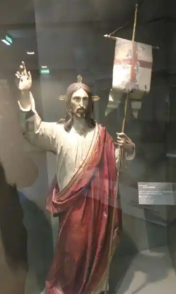 Statue of Jesus with three-point rays on the head holding victory flag